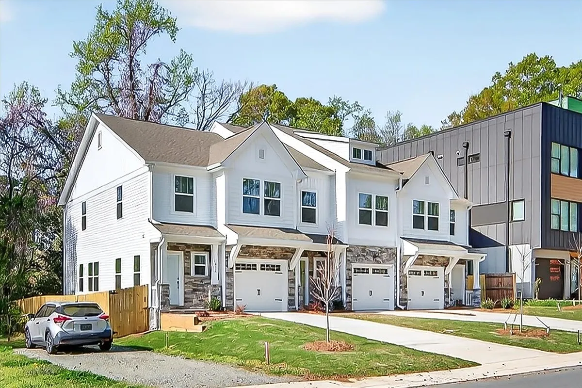 3 bed, 2.5 bath, 1589 sqft, $2,550 — Photo 3