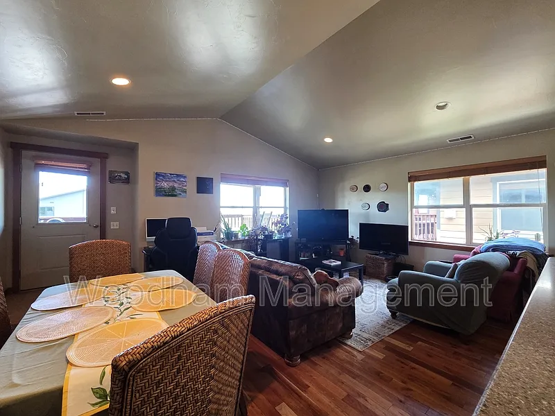 3 bed, 3.0 bath, 1885 sqft, $2,500 — Photo 4