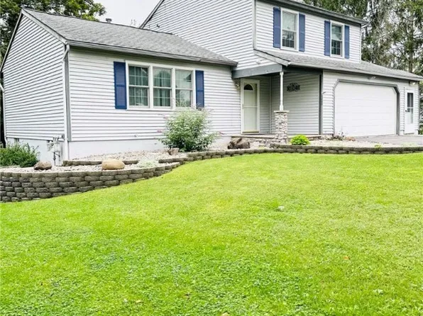 222 Woodmont Dr, Camillus, NY 13031
