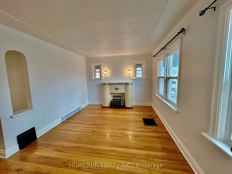 704 Brookfield Rd S — Photo 4