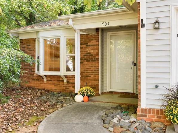 701 Woodbury Knolls Dr, Winston Salem, NC 27104