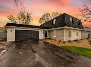 2320 Mayflower Dr, Aurora, IL 60506