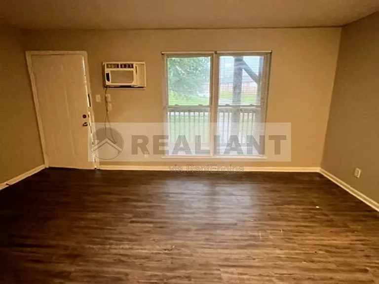 2021 Cambridge Dr #11 — Photo 5