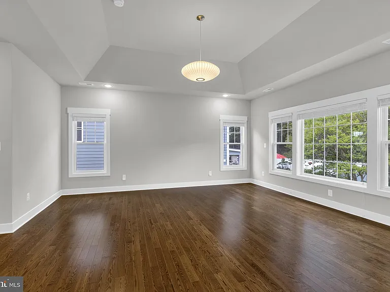 2233 N Underwood St — Photo 28