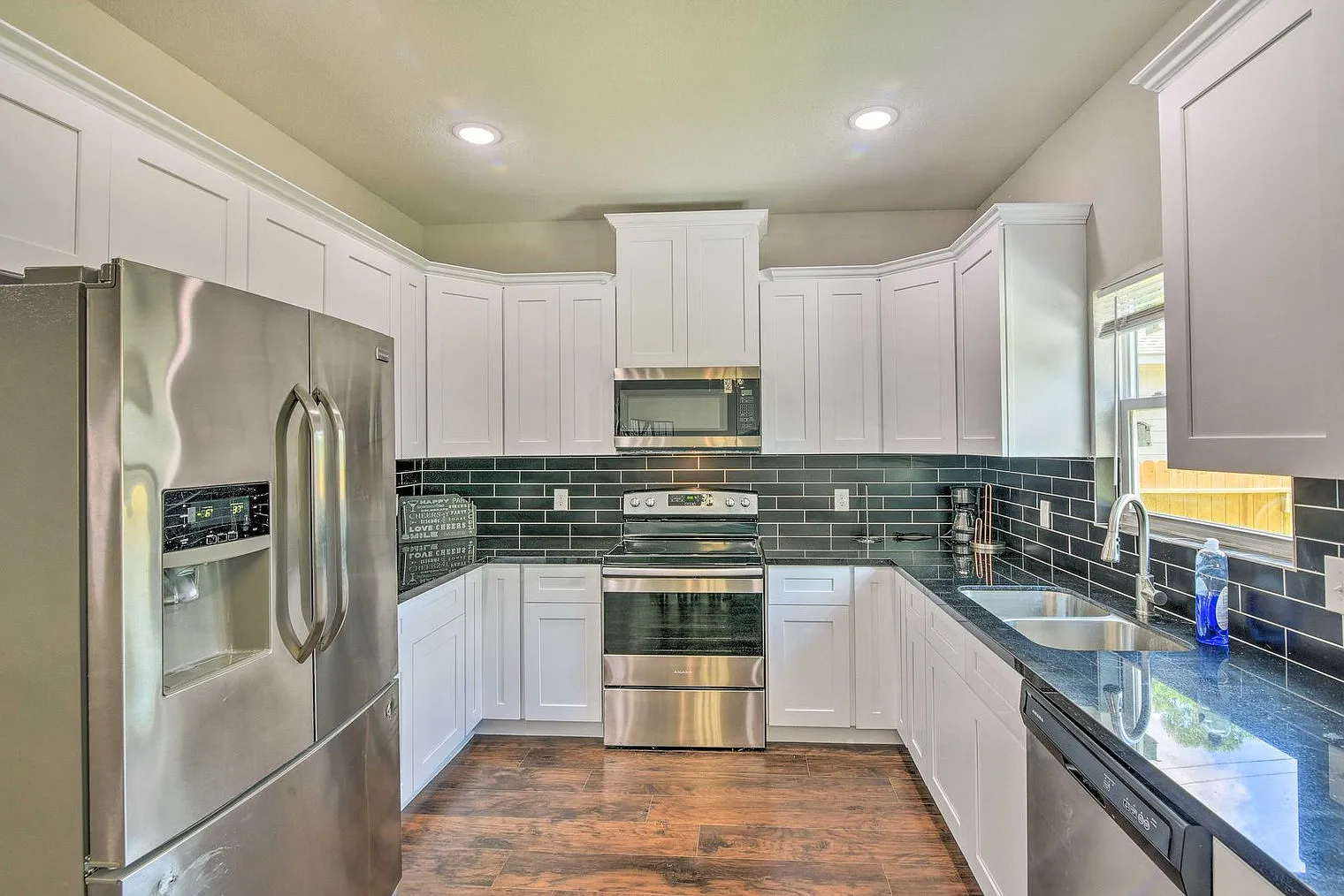 3 bed, 2.0 bath, 1808 sqft, $4,276 — Photo 4
