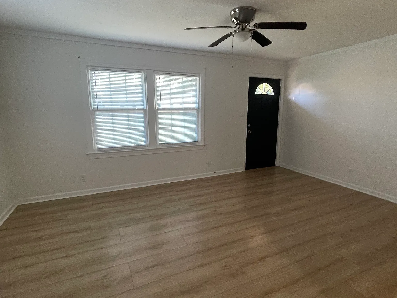 3 bed, 888 sqft, $1,200 — Photo 4