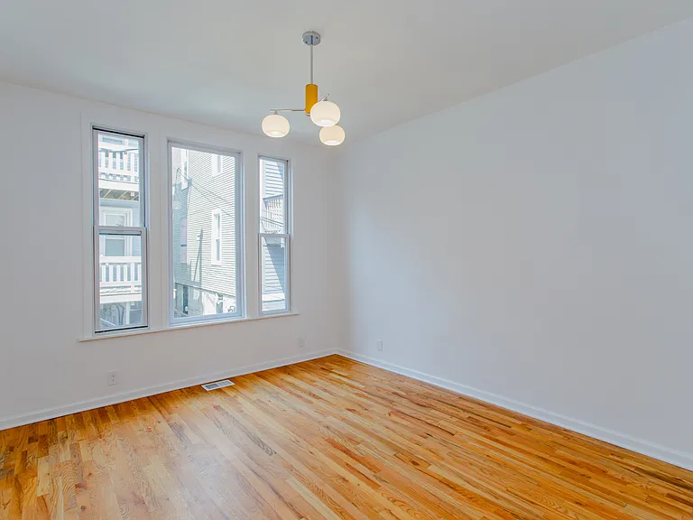 1325 W Barry Ave #1R — Photo 3