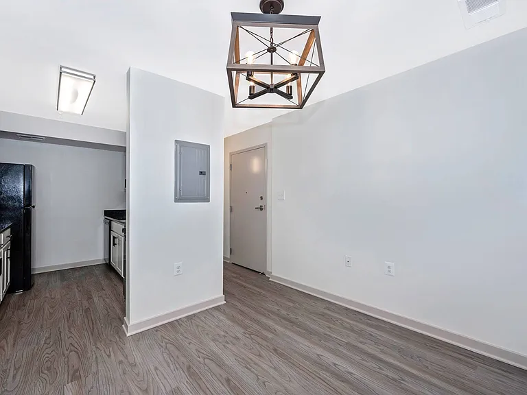 Hilltop Apartments — Photo 19