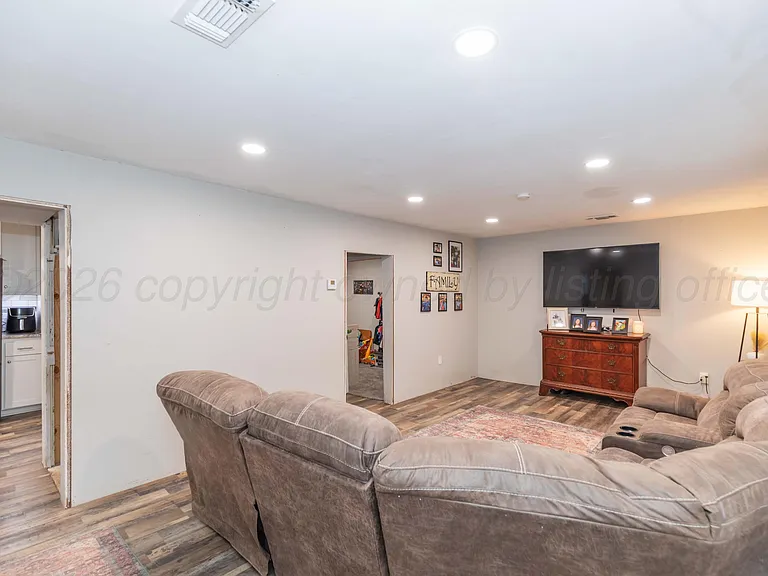 216 W 5th St — Photo 7