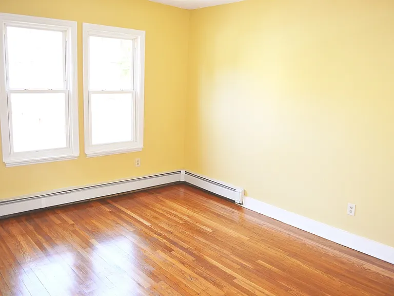 450 Barbour St — Photo 2