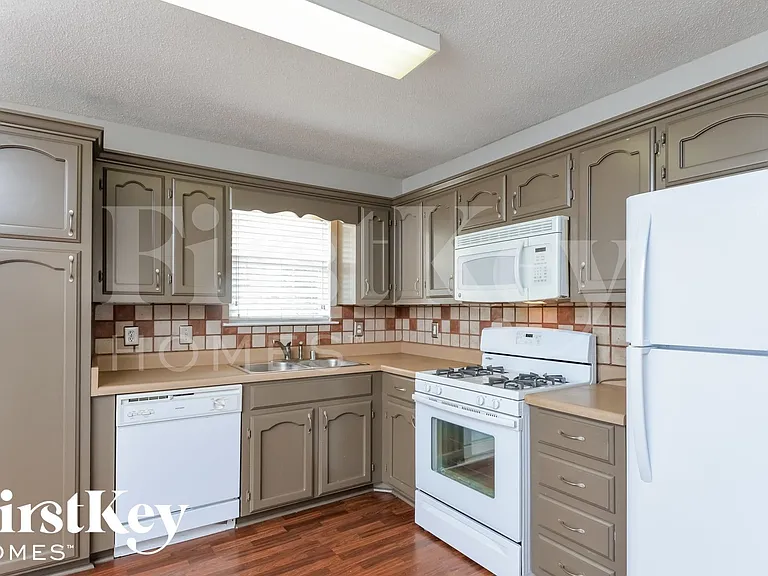 1755 Annendale Dr — Photo 5