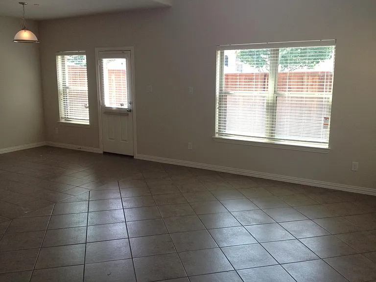 425 Metropolitan Dr — Photo 4