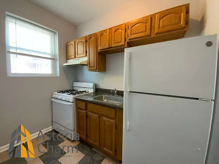 2210 Roslyn Ave #8 — Photo 5