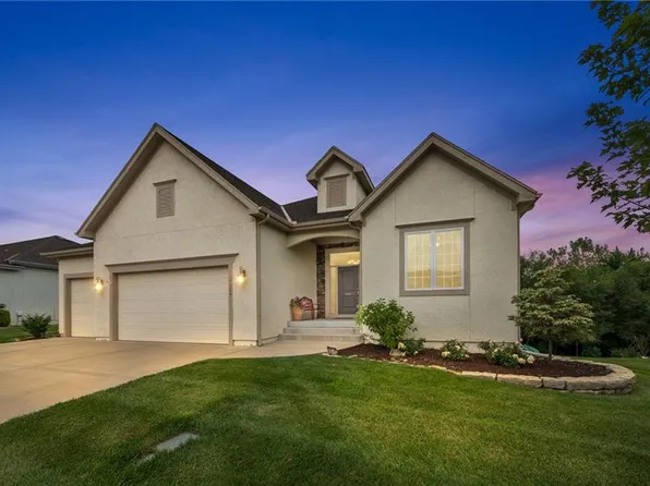 7124 Meadowsweet Ln, Shawnee, KS 66227
