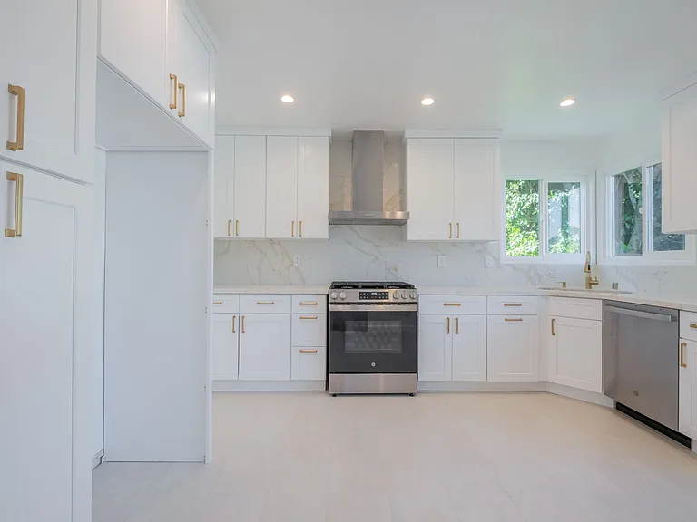 14418 Martha St — Photo 6