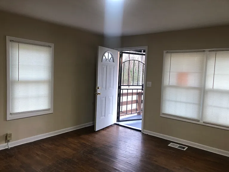 1807 Courtney Ave — Photo 2