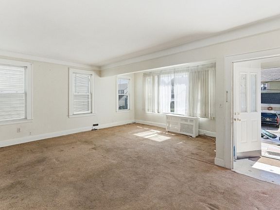 4th image of 1602 Bayview Ave