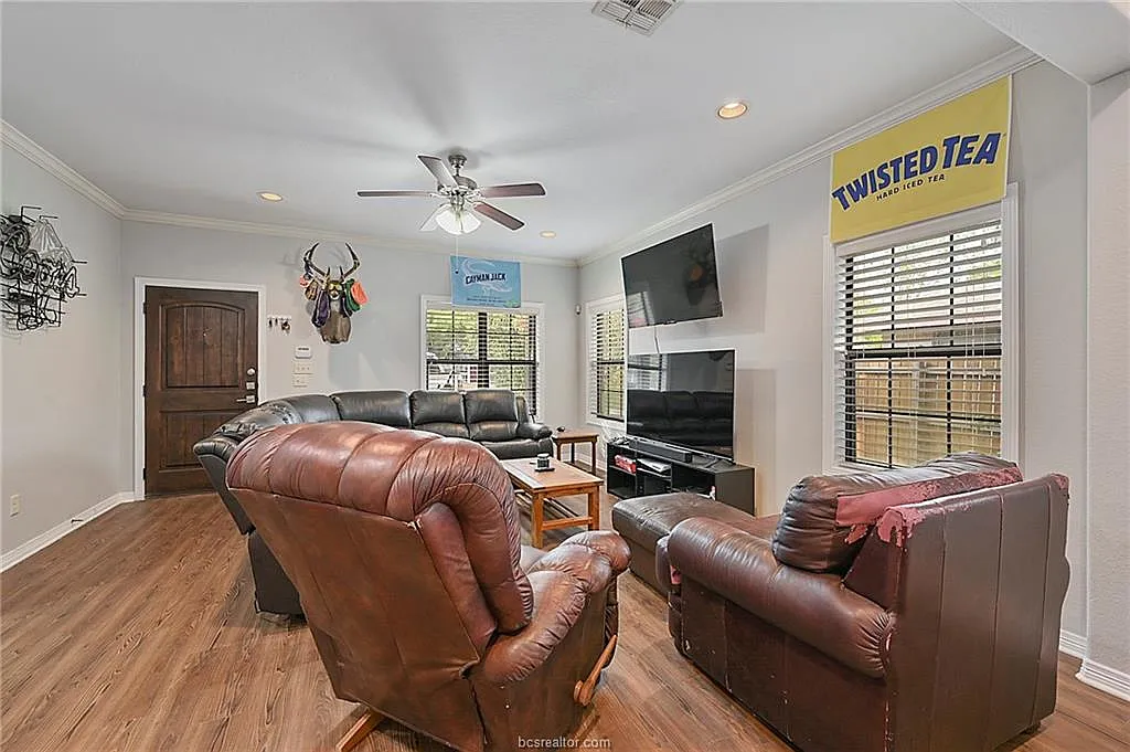 4 bed, 4.5 bath, 1988 sqft, $3,500 — Photo 4