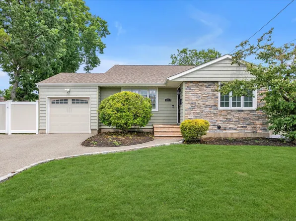 225 Violet Street, Massapequa Park, NY 11762