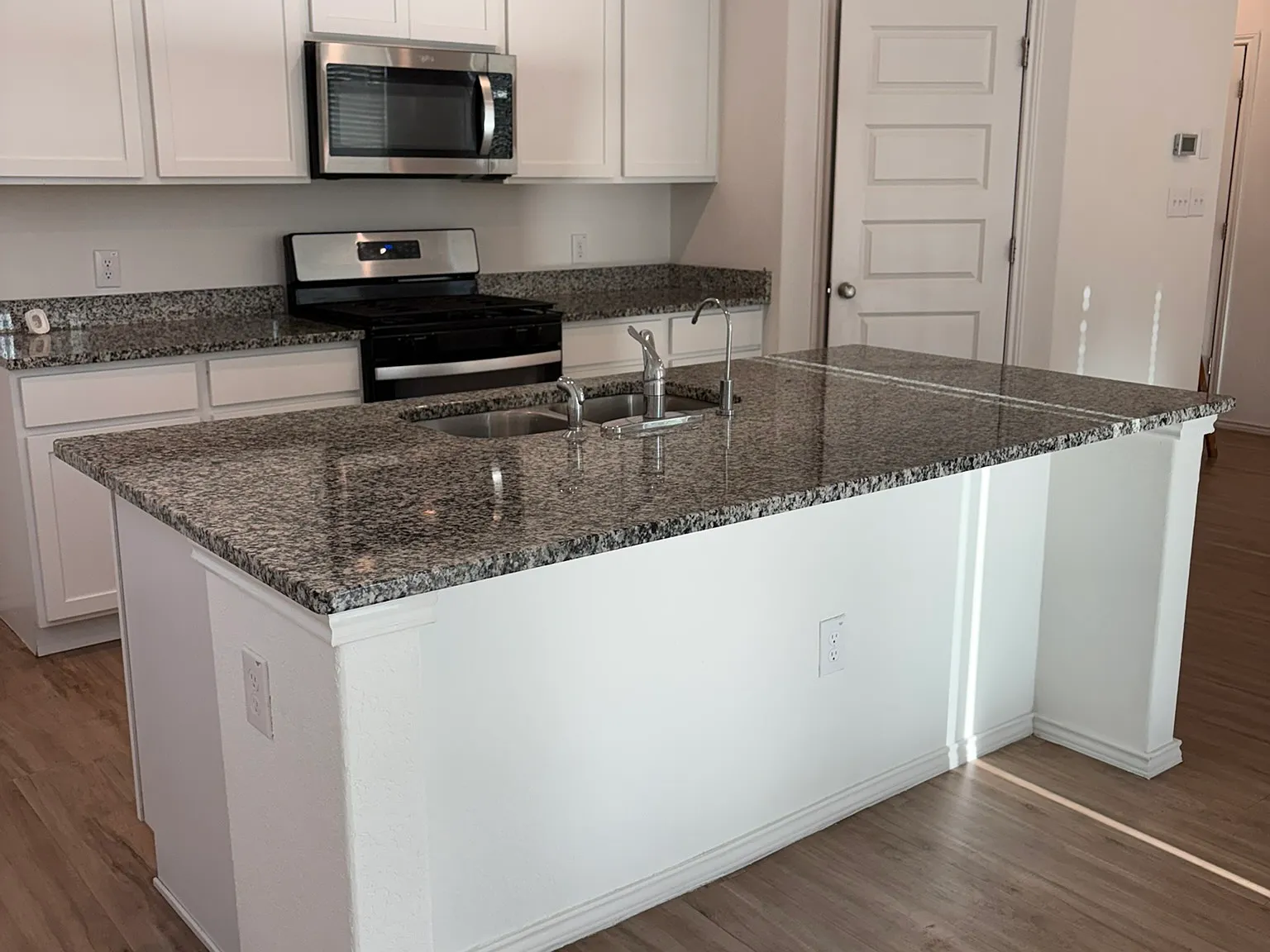 3 bed, 2.5 bath, 1941 sqft, $1,795 — Photo 2