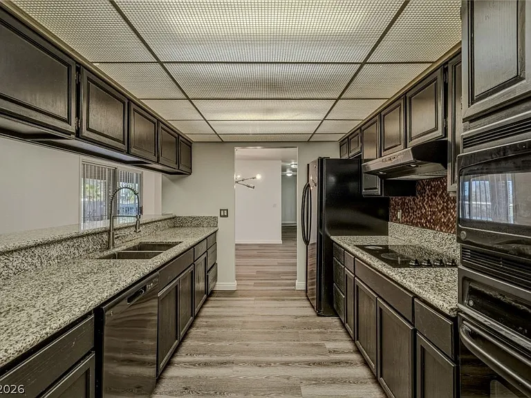 6760 W Oakey Blvd — Photo 13