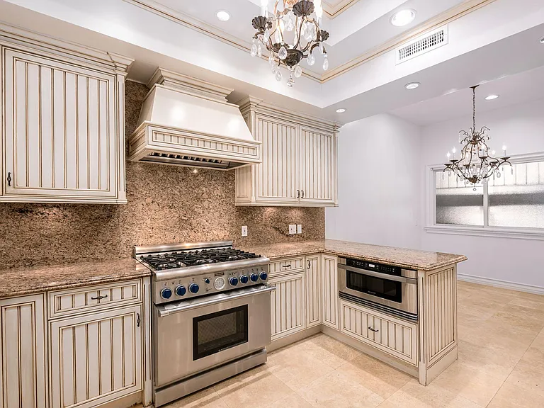 2334 Benedict Canyon Dr — Photo 12