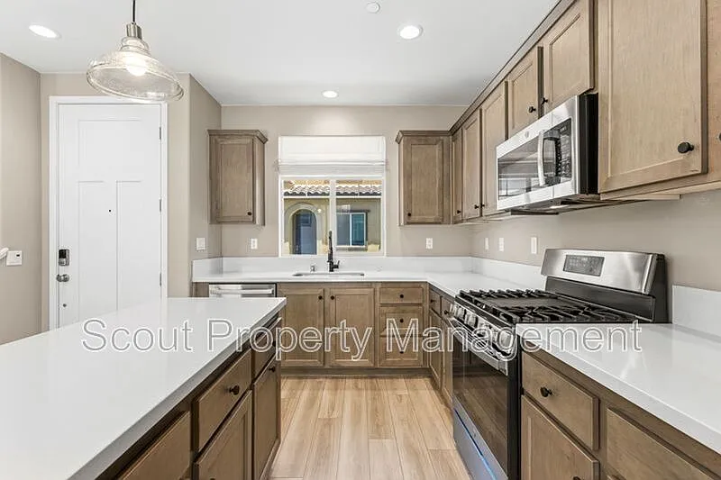 3 bed, 2.5 bath, 1469 sqft, $3,100 — Photo 3