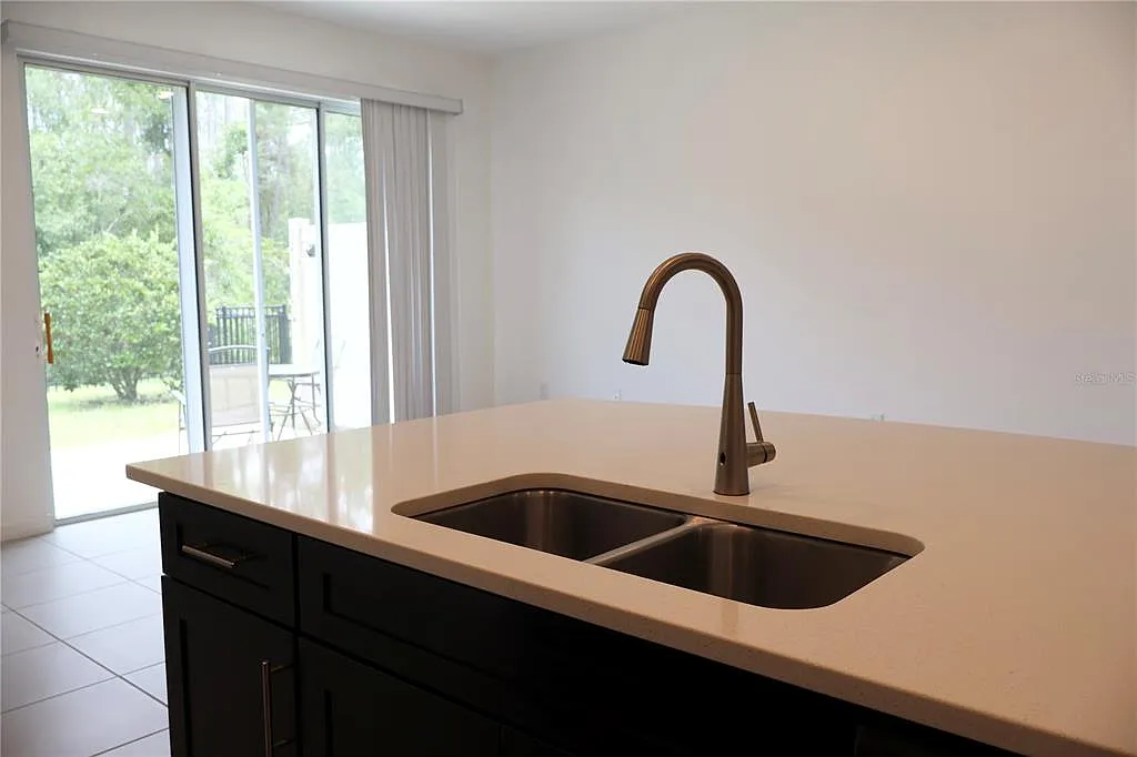 3 bed, 2.5 bath, 1373 sqft, $2,000 — Photo 3