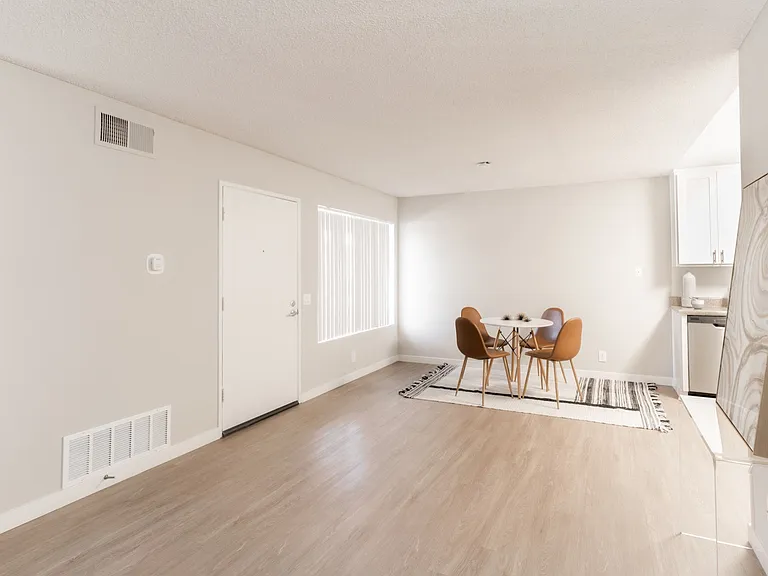 Pacific Pointe Apartments — Photo 11