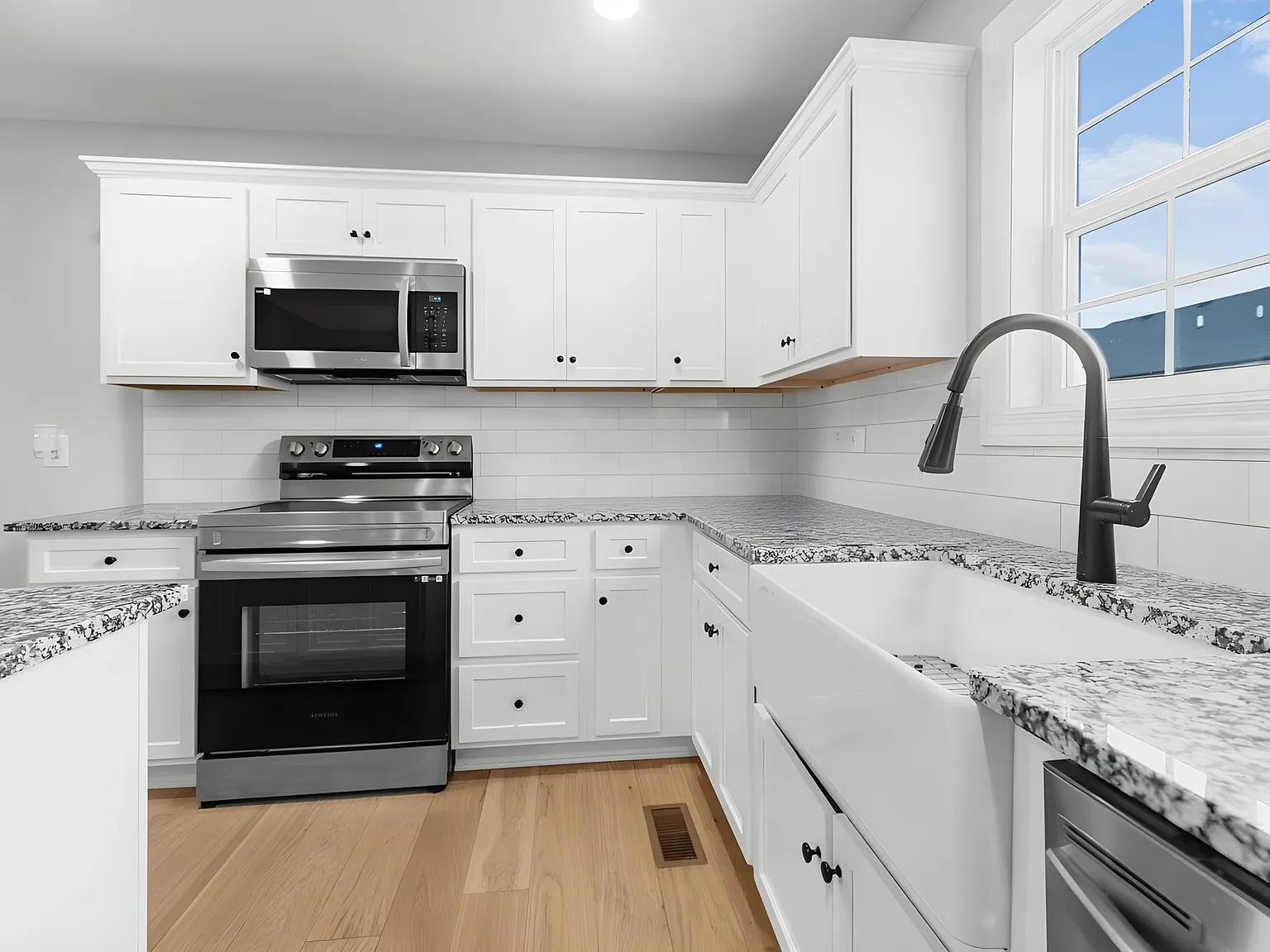 3 bed, 2.0 bath, 1450 sqft, $2,000 — Photo 3