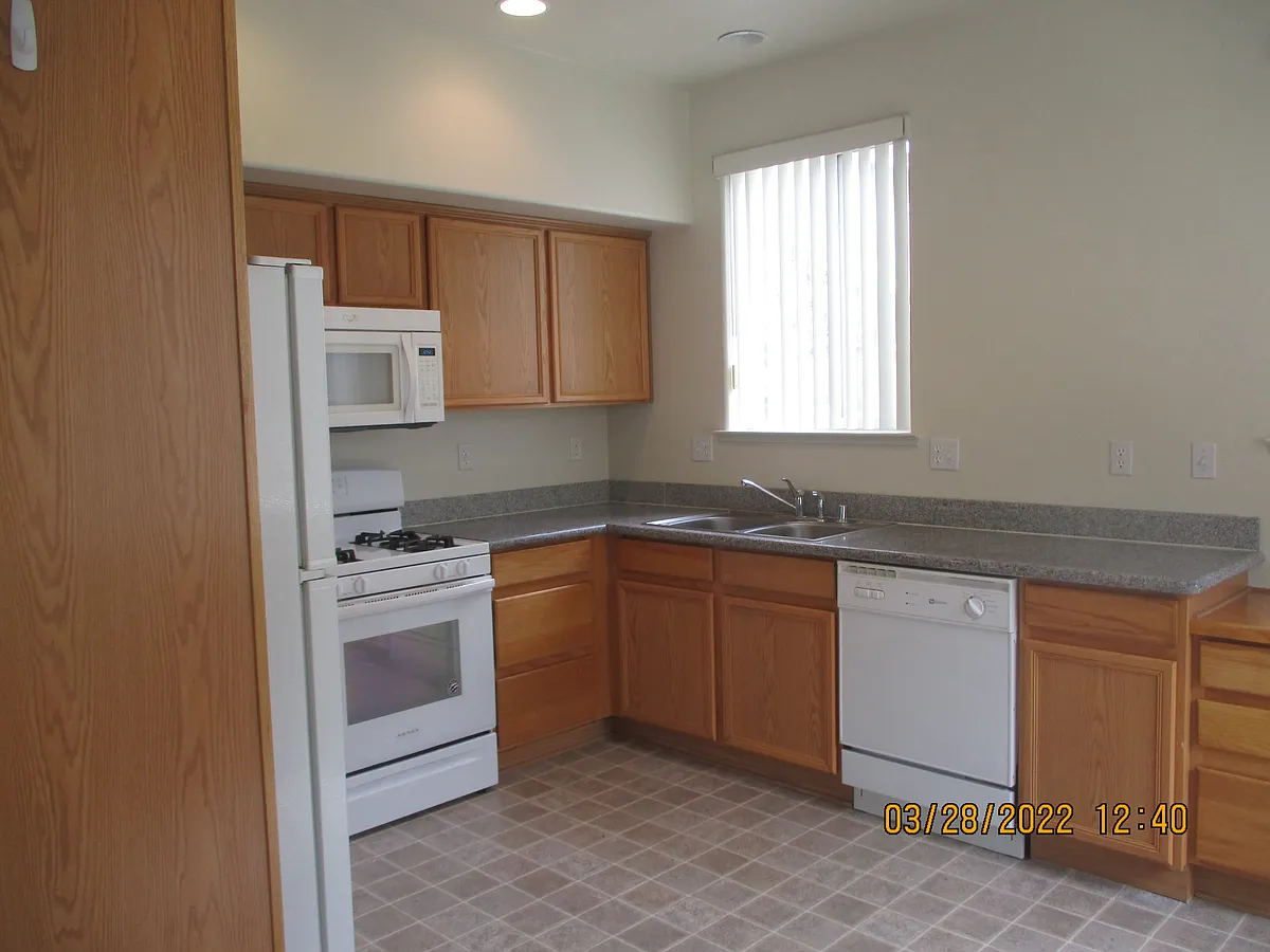 Building Photo - 1751 Pinewood Dr #7B