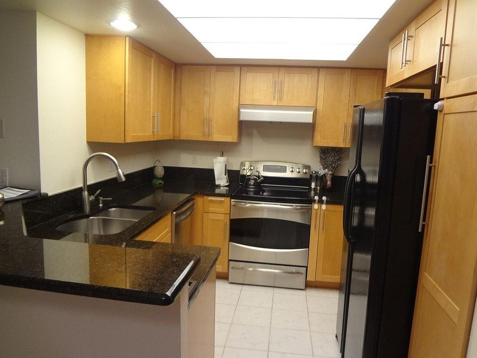 Kitchen (the fridge in the picture was replaced)