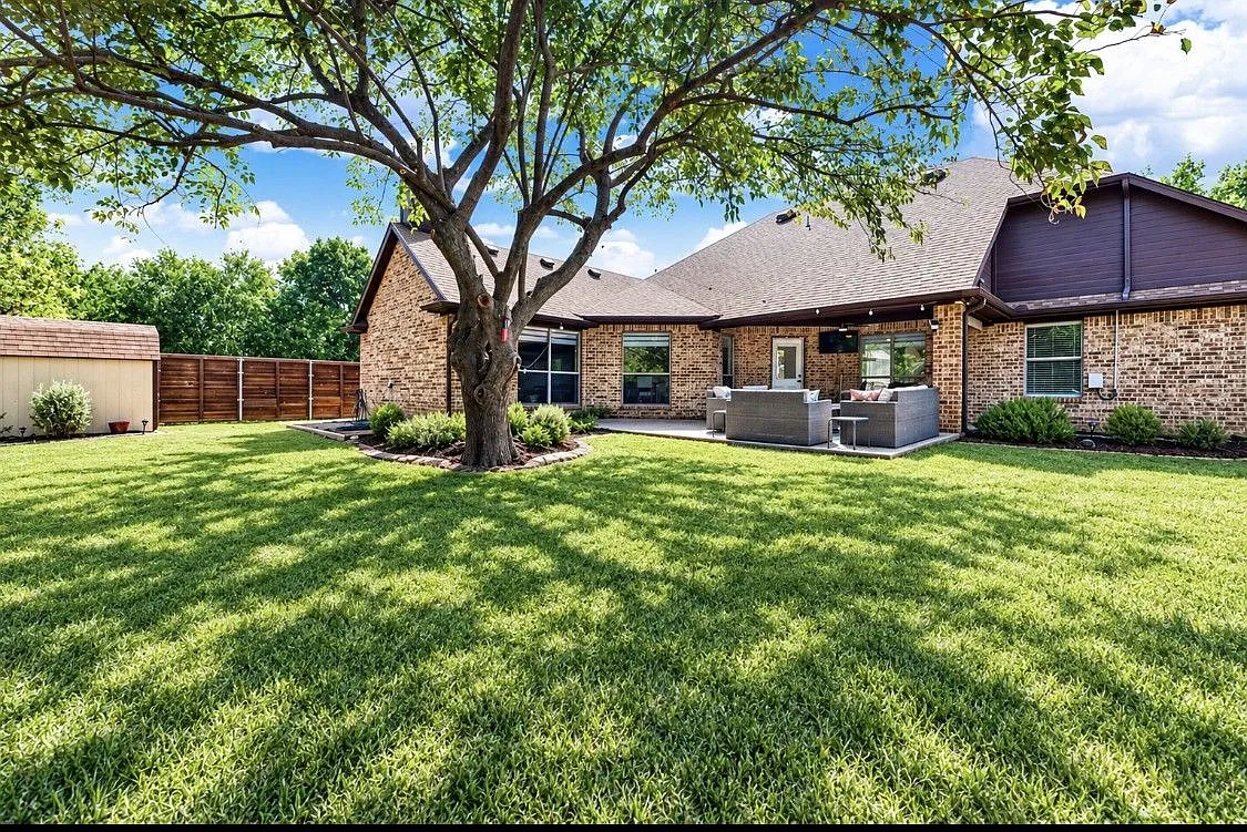 3 bed, 2.0 bath, 2219 sqft, $2,850 — Photo 3