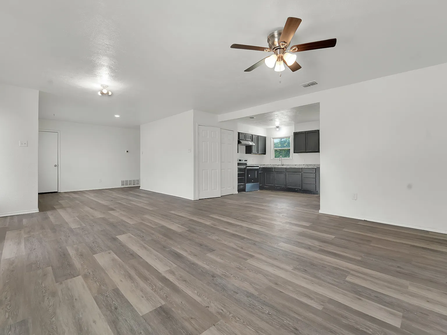 3 bed, 1144 sqft, $2,000 — Photo 4