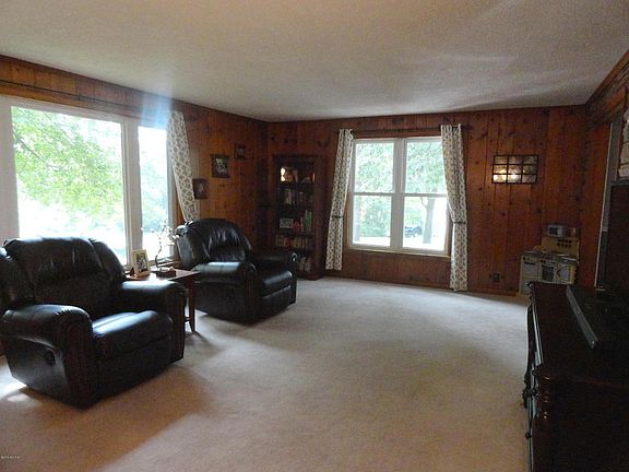 3rd image of 65 River Hills Dr