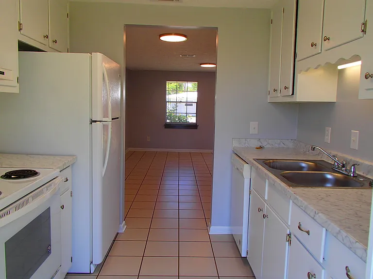 925 Bradford Cir — Photo 12