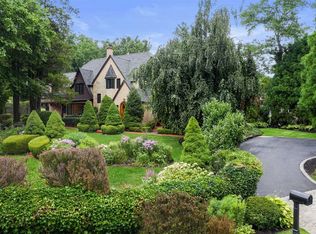 2 Prospect Rd, Centerport, NY 11721