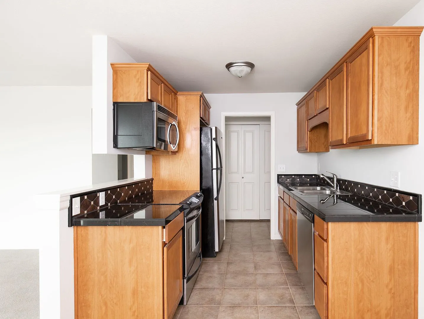 1 Bedroom Kirkland Condo with View — Photo 3