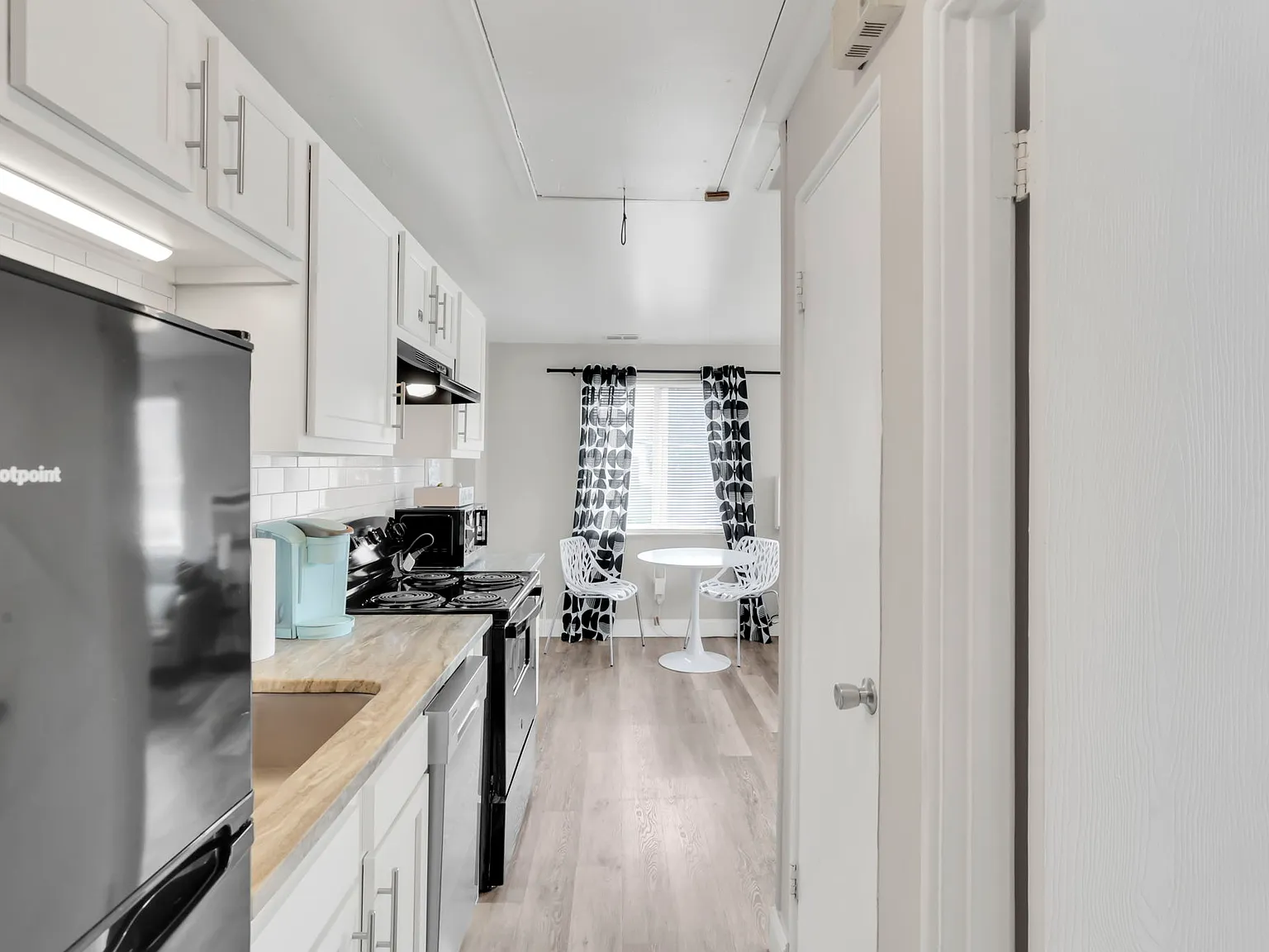 1 bed, 980 sqft, $1,300 — Photo 2