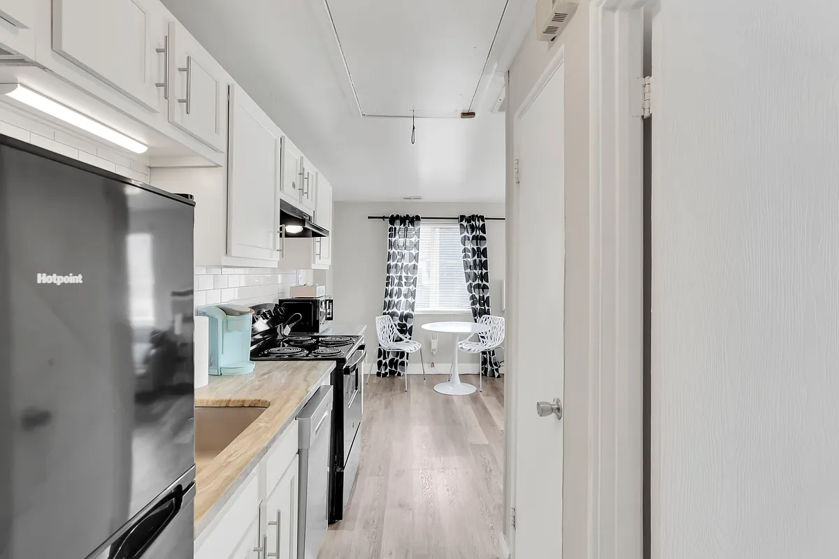 Building Photo - 27 W 8th Ave #G