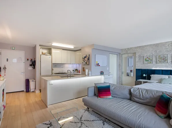 322 West 57th Street image 2 of 7