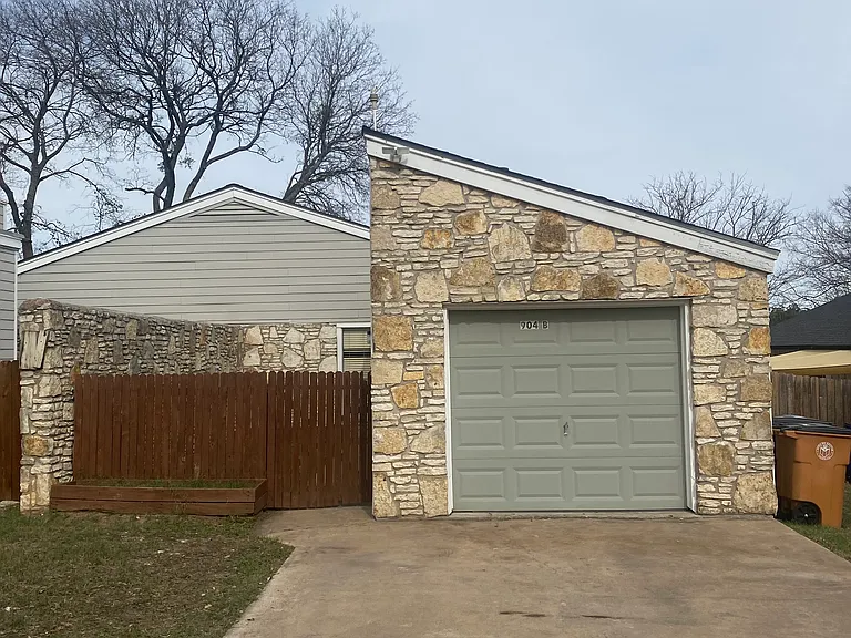 904 King Albert St #B — Photo 1
