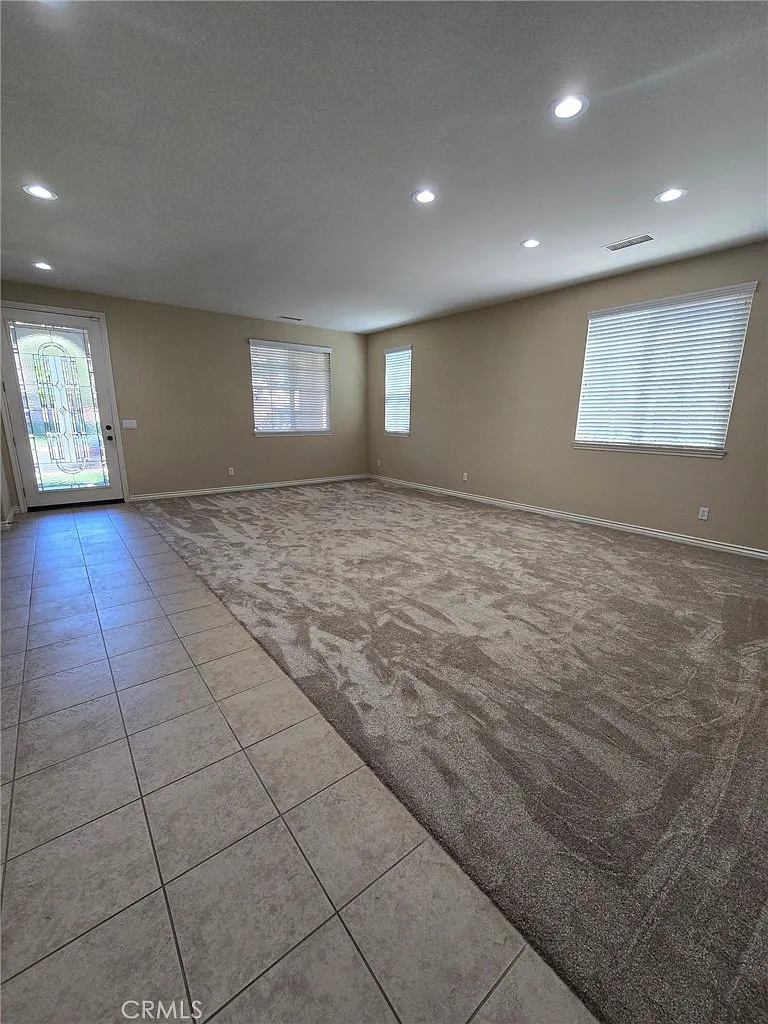 4 bed, 2.5 bath, 2698 sqft, $4,395 — Photo 3