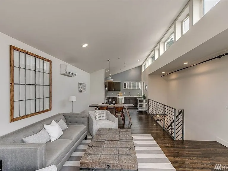 2405 Harbor Ave SW — Photo 4