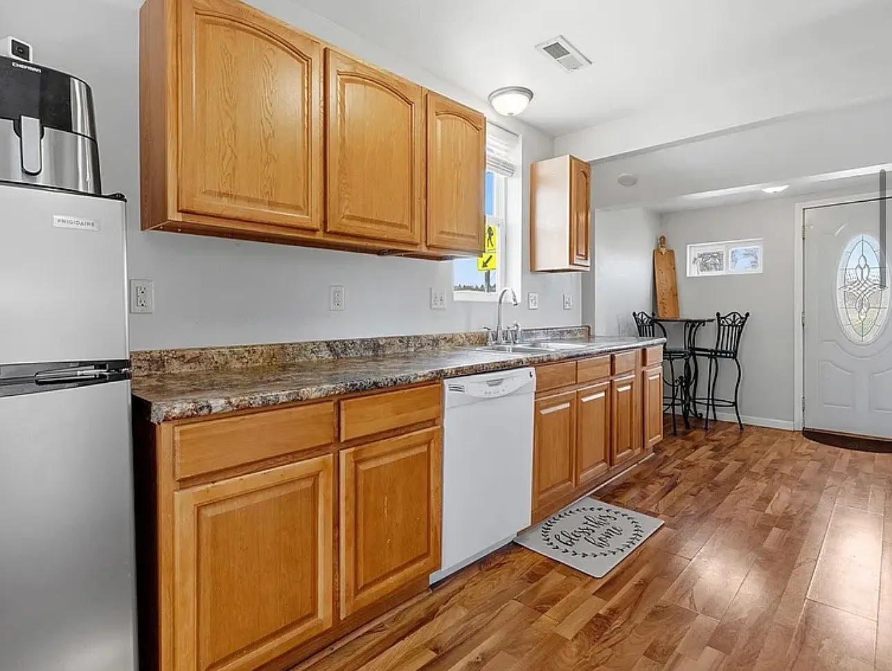 3 bed, 717 sqft, $1,525 — Photo 4