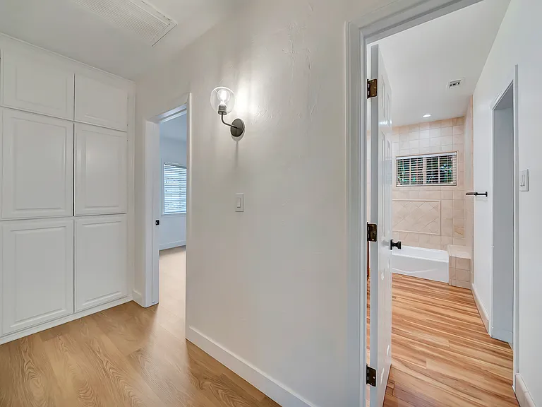 546 S Beachwood Dr — Photo 59