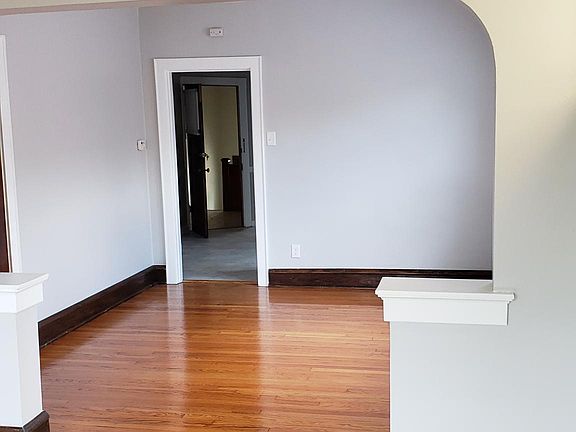3rd image of 4943 Winona Ave
