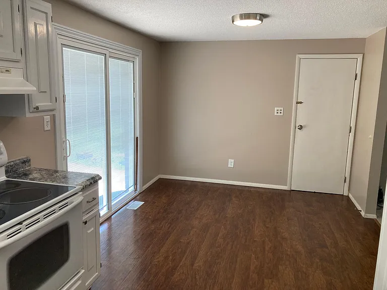 585 Meadowview Ln — Photo 7