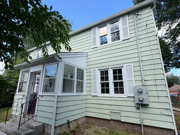 424 Pearl Harbor St, Bridgeport, CT 06610