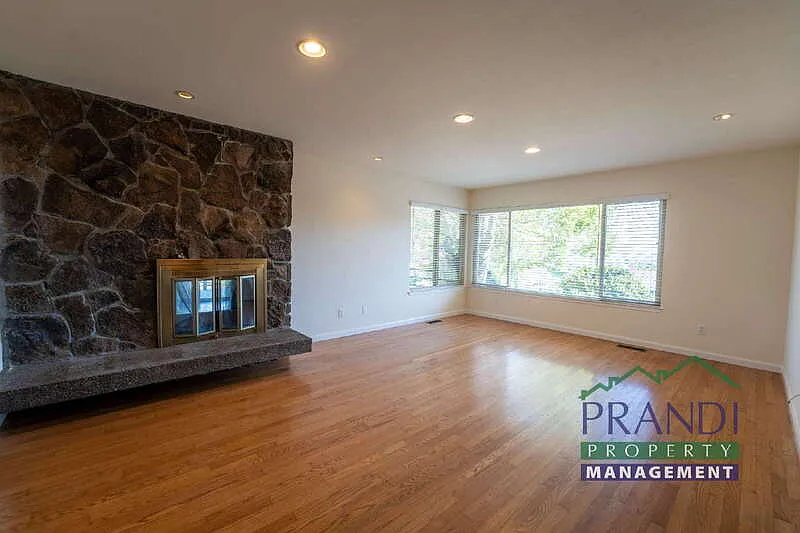 4 bed, 2.5 bath, 2274 sqft, $6,500 — Photo 4